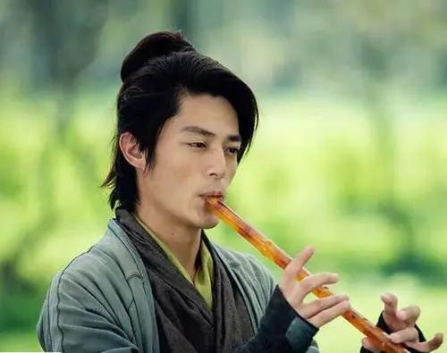 谁家玉笛暗飞声,散入春风满洛城.