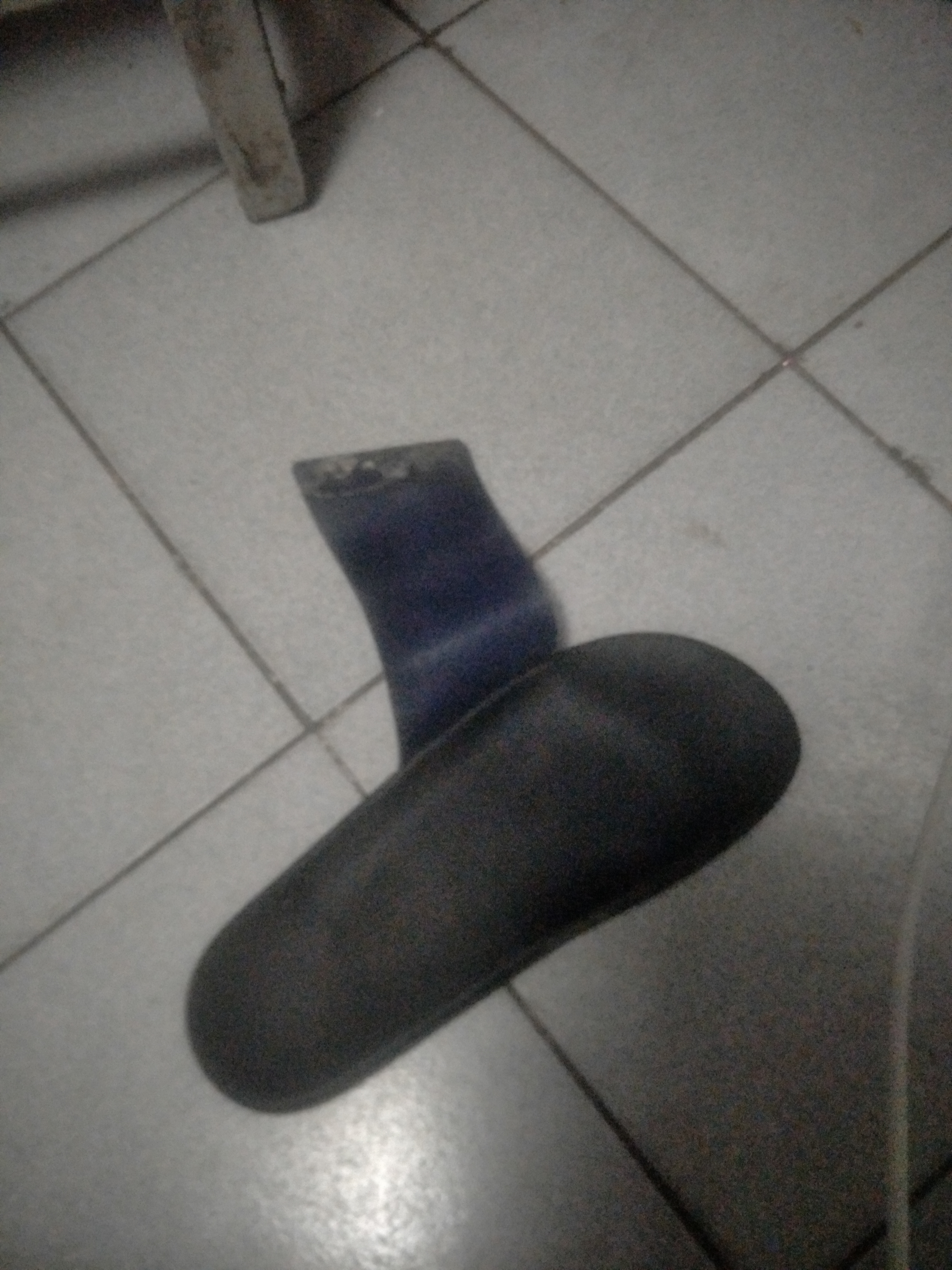 我去,下楼买趟馍,拖鞋还开胶,愣是光着脚回来了,是最近缺德事做多了