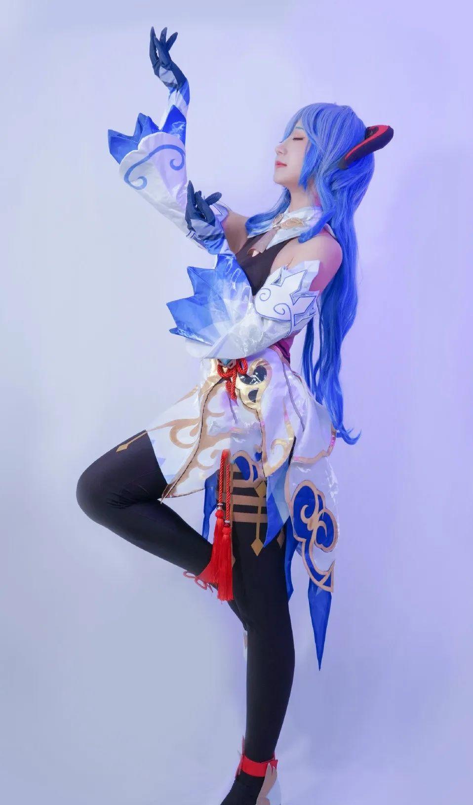 cos：原神甘雨，拉弓的动作里装满了英姿飒爽