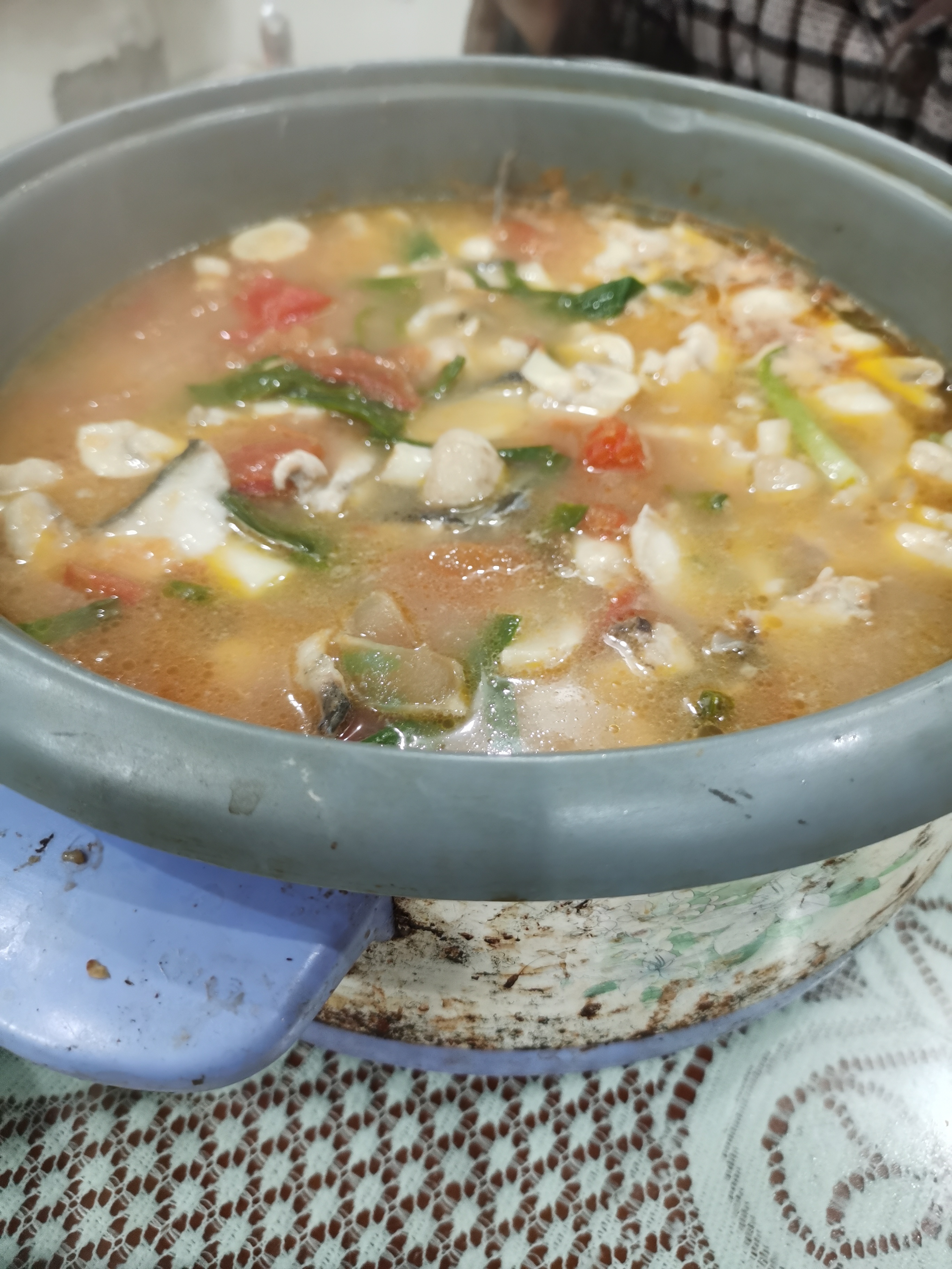 荠菜水饺和酸汤鱼片火锅