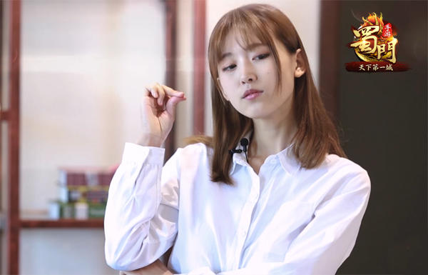 战斗力飙升 《蜀门手游》美女玩家上演办公室变形记