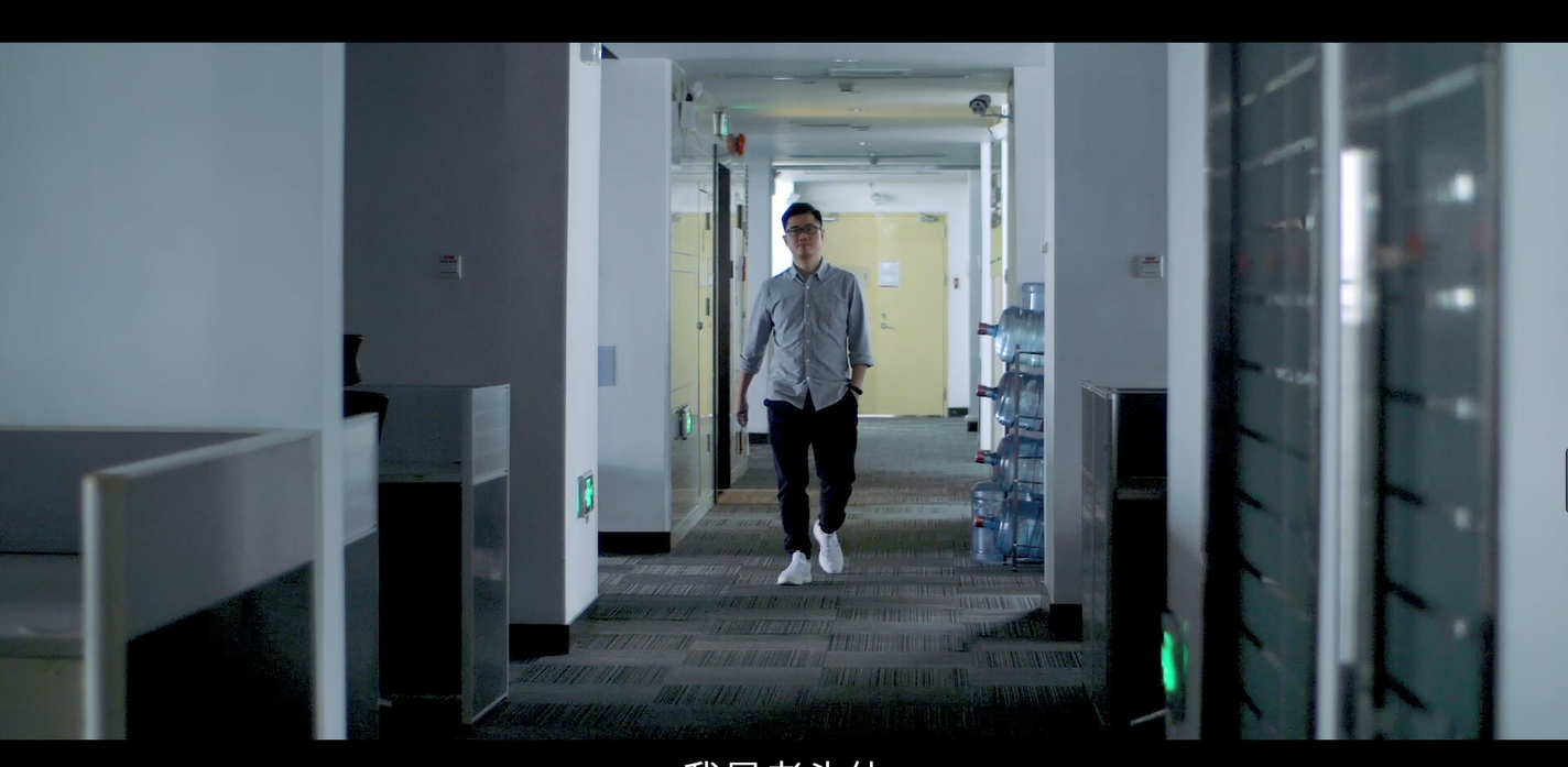 就是这个男人，最爱扣铁蛋的鸡腿！