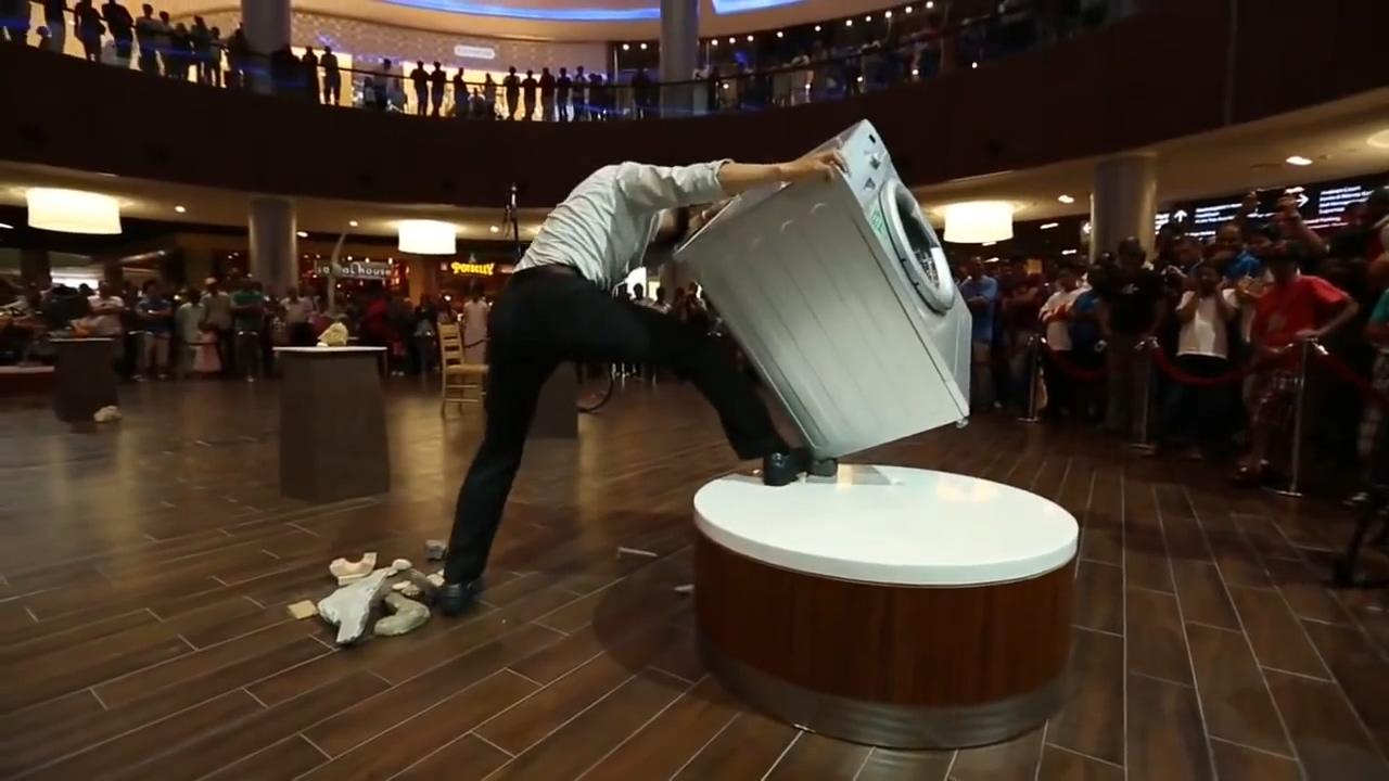 边南锡在迪拜进行的平衡表演