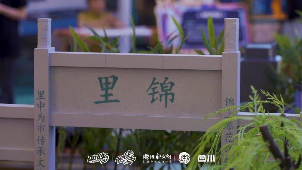 小橘子赴天府之约，来到成都凯德·天府，映入眼帘的便是巨型赛道！