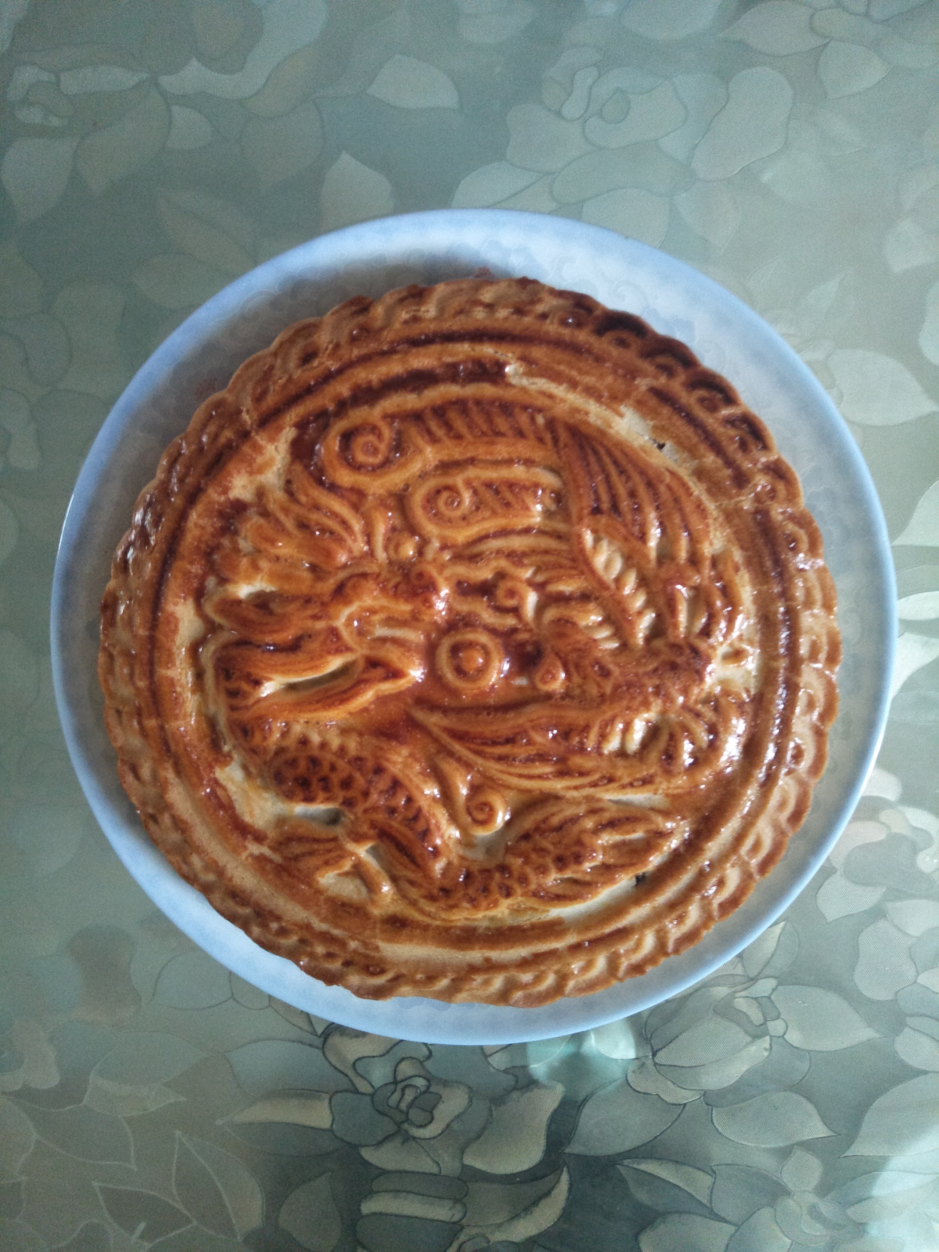 这是我妈自己在家做的月饼,上面还有龙的图案!这月饼爱了爱了!