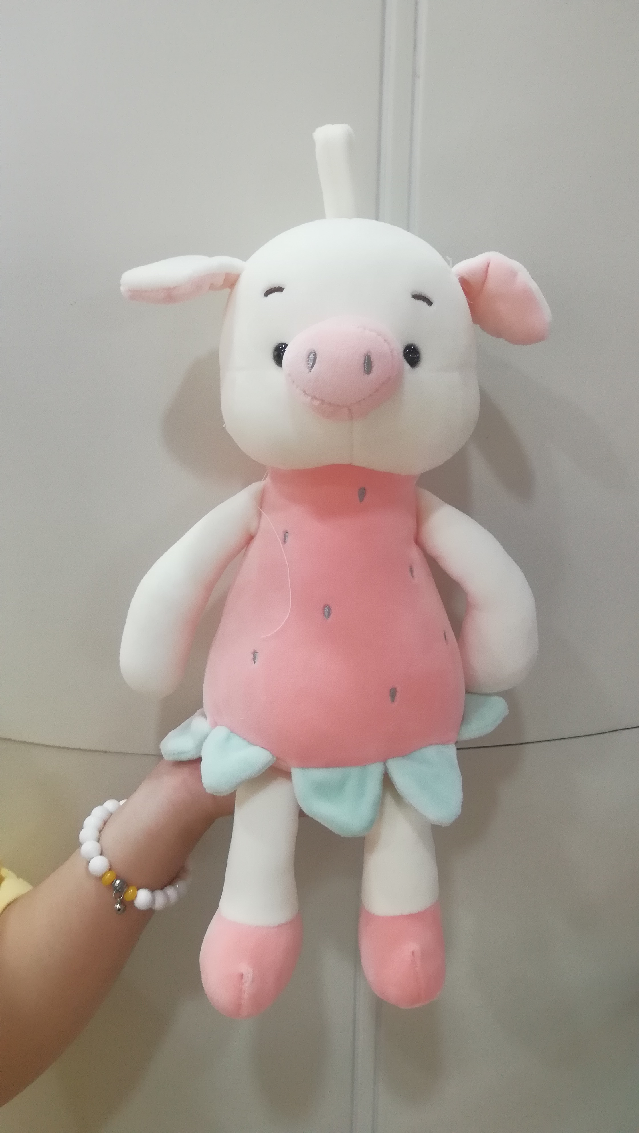 周末给她抓了一只草莓小猪!