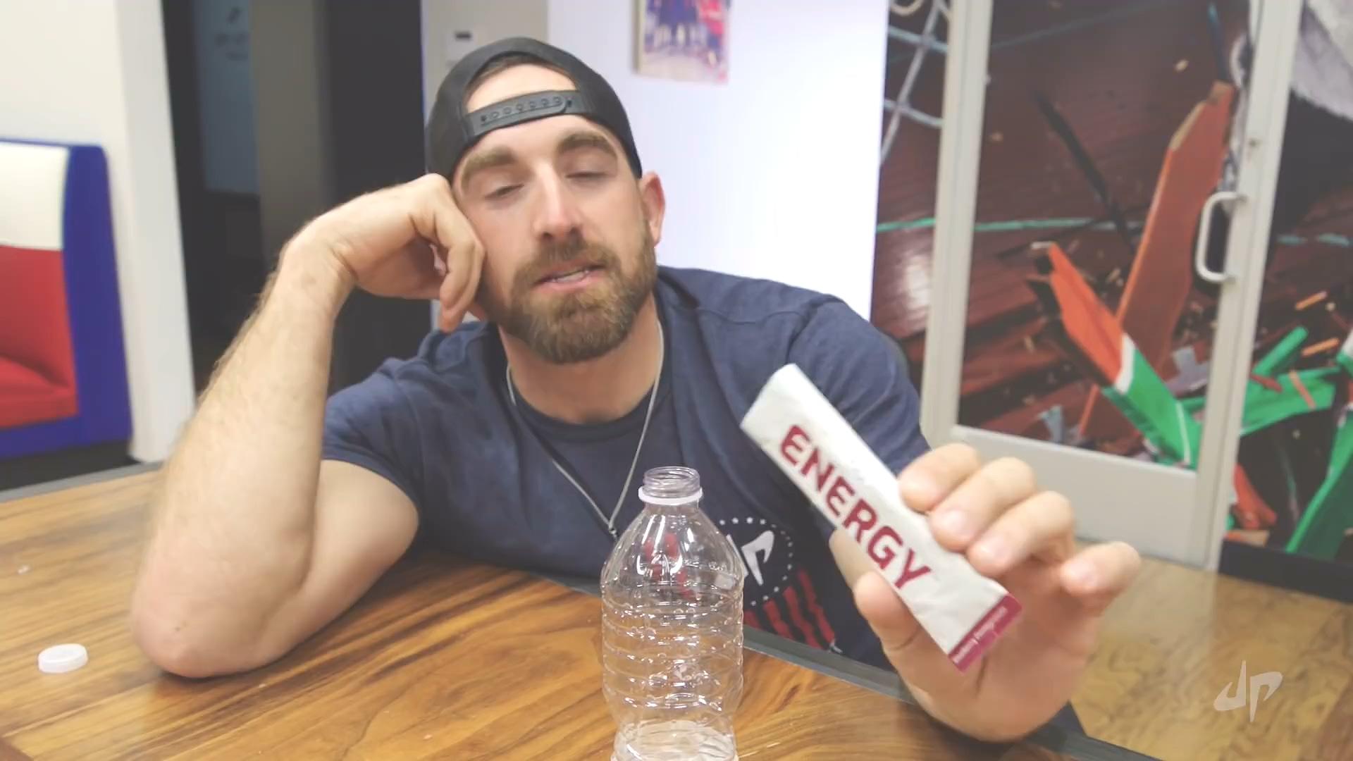 在家太闲了怎么办，看看老外的翻瓶子挑战