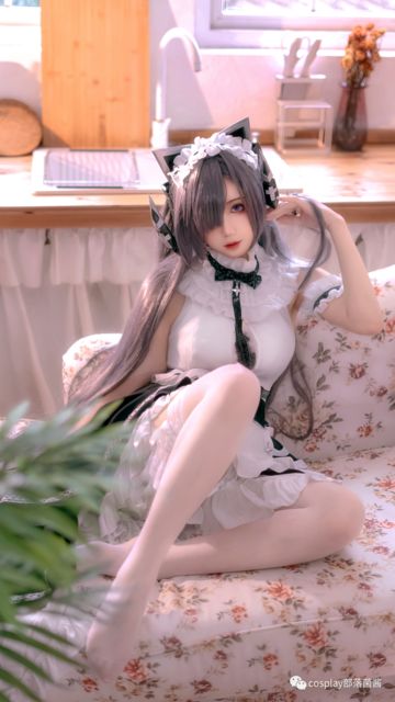 cos：碧蓝航线奥古斯特cos正片@眠蛊 ，黑白拼色的女仆装扮