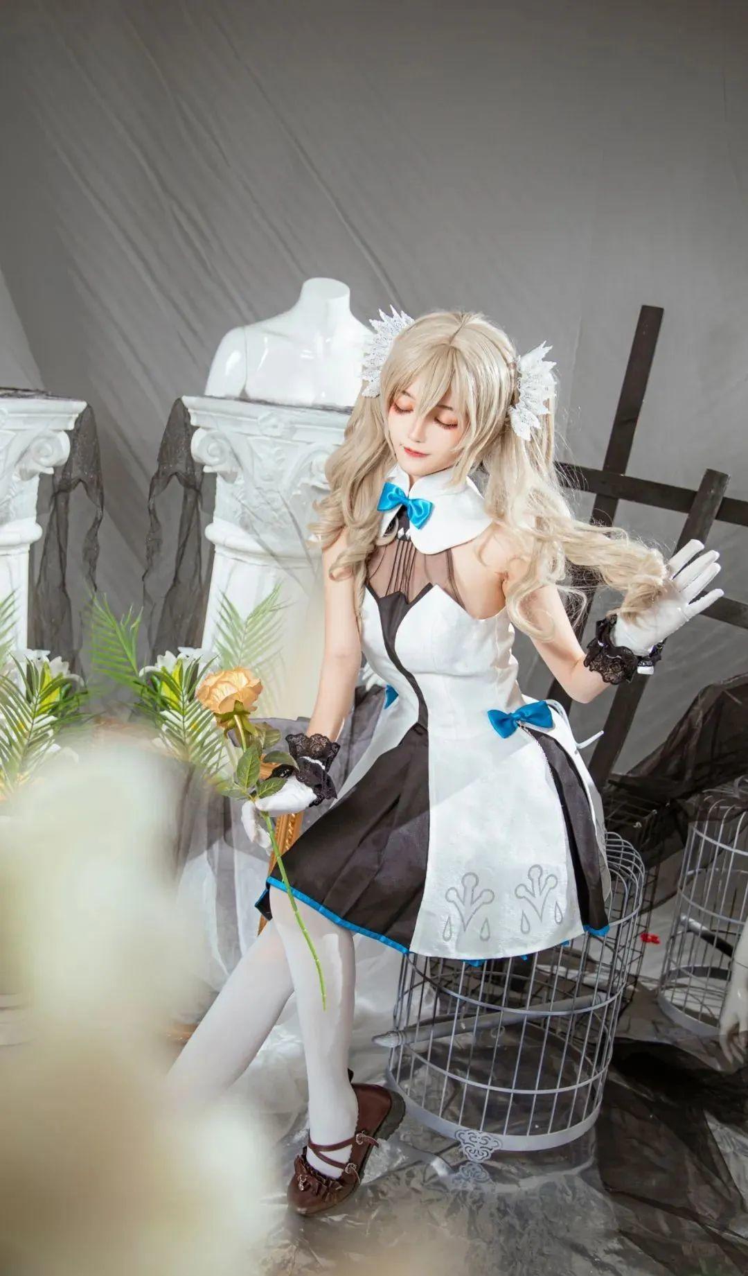 cos：原神​芭芭拉·音乐会，剪影落下了曼妙曲线，在其回眸的瞬间坠入了观者的心间，手中的玫瑰变换着颜色，宛如其特别的性格