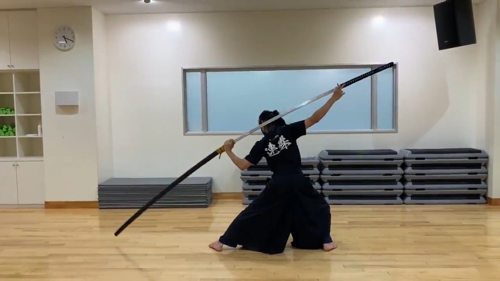 2米长的大太刀 拔刀收刀演示