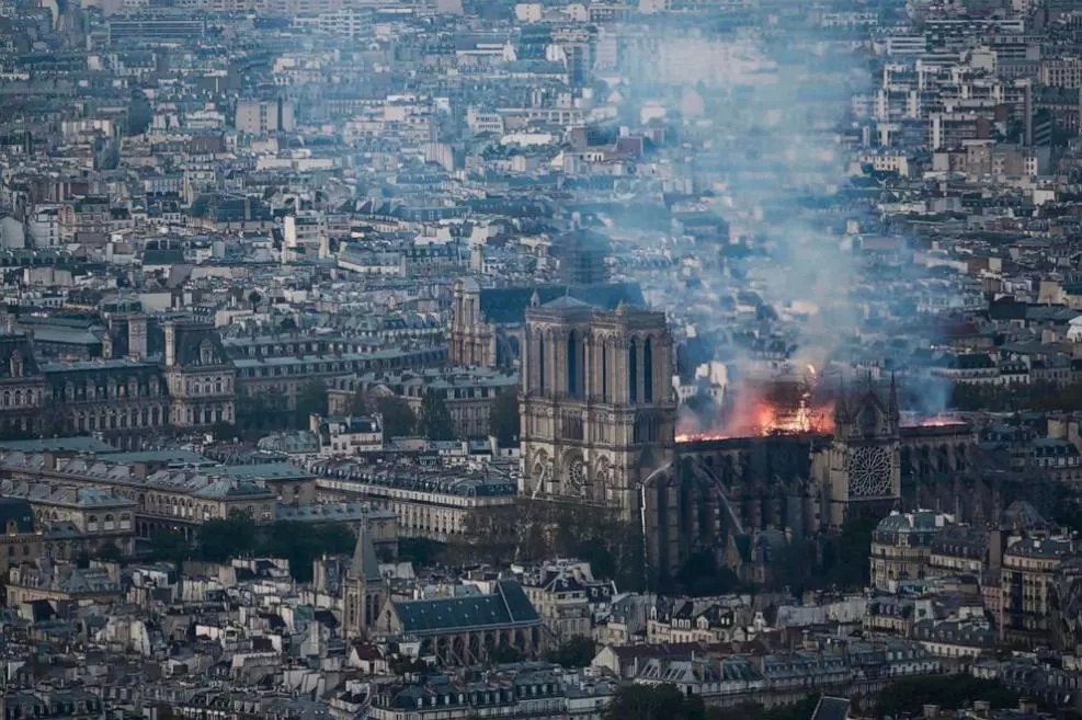 用游戏“实地”图解：巴黎圣母院为什么会着火，造成了什么样的后果？