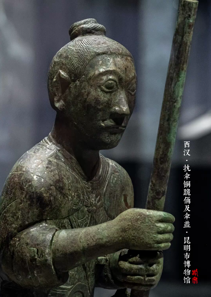 博物偃武丨跨越时空的执伞人：当文物成为你的城饰