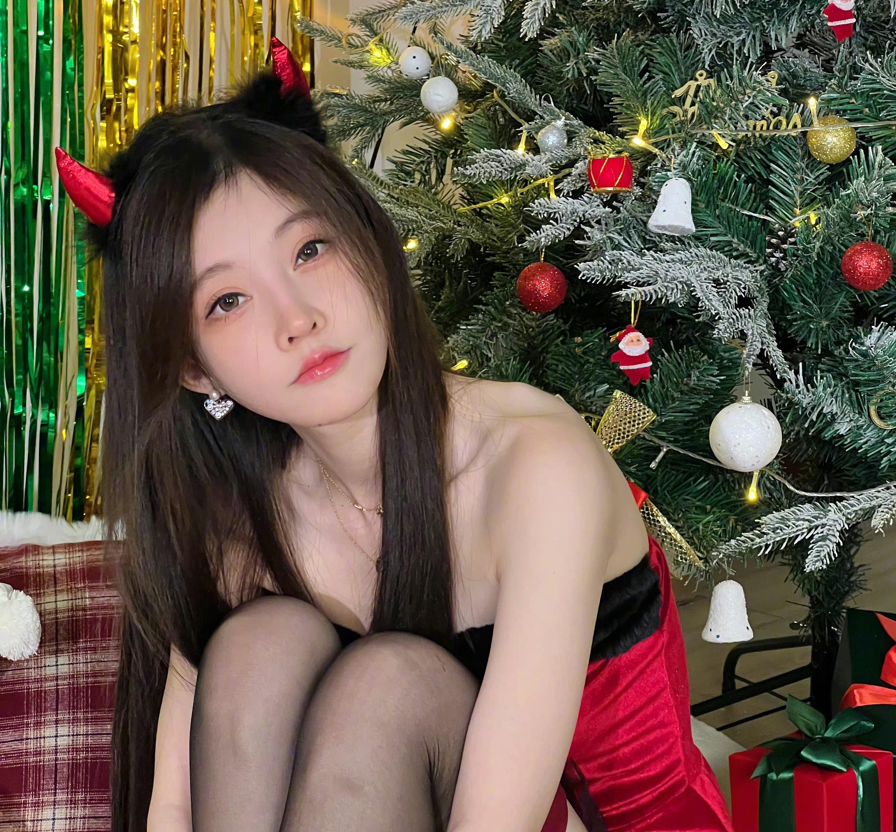 冯提莫COS貂蝉绝美，性感黑丝外加紧身裙，看的榜一大哥流口水