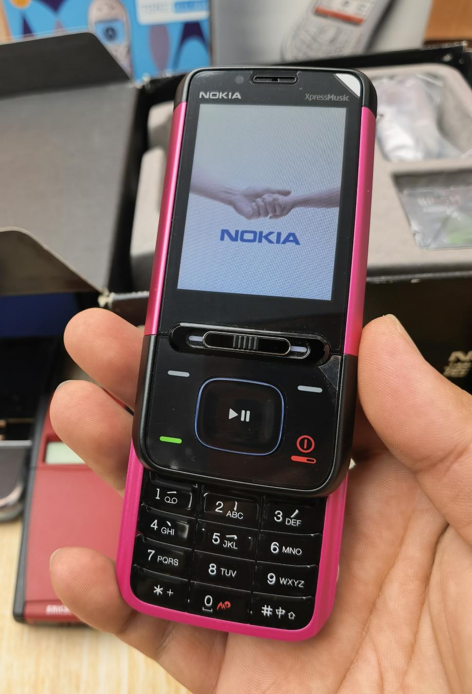 老旧的手机承载了儿时的记忆（网图截图