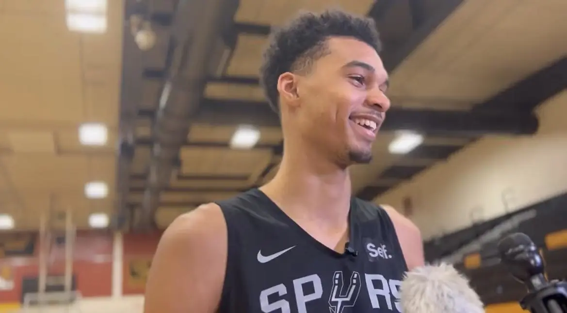 布兰妮补充声明：我不认为这事可笑，看到文班采访还在笑