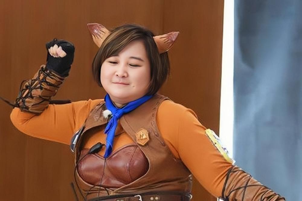 贾玲COS妲己，头戴狐狸耳朵，造型完美还原，却被网友称作坦克