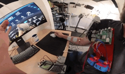 完败腾讯ACE！外国人靠电击实现生物自瞄！CS2肉体作弊开挂？！