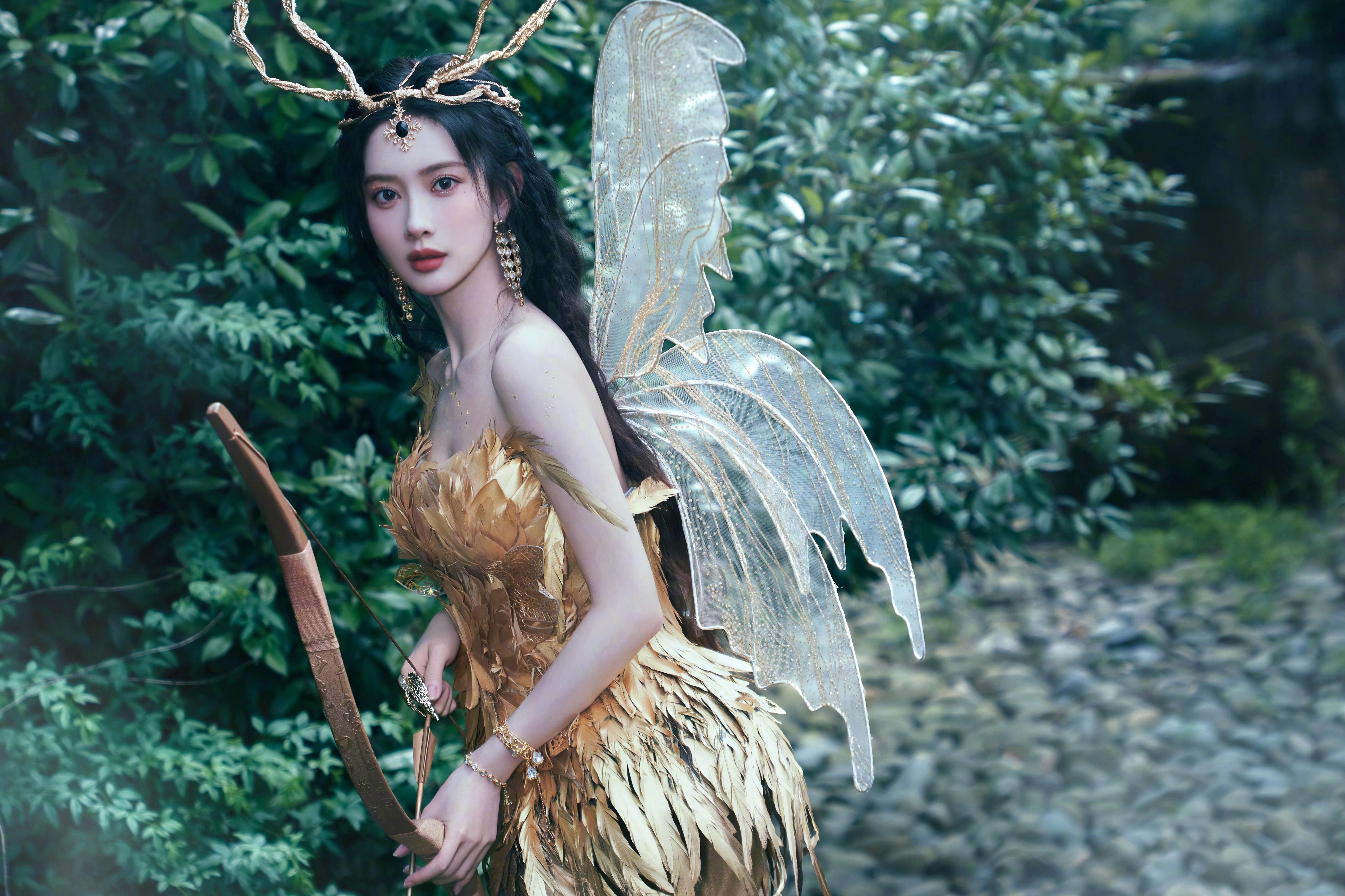 孟子义COS艾琳，身穿包臀裙，手拿弓箭超美，宛如王者大型手办