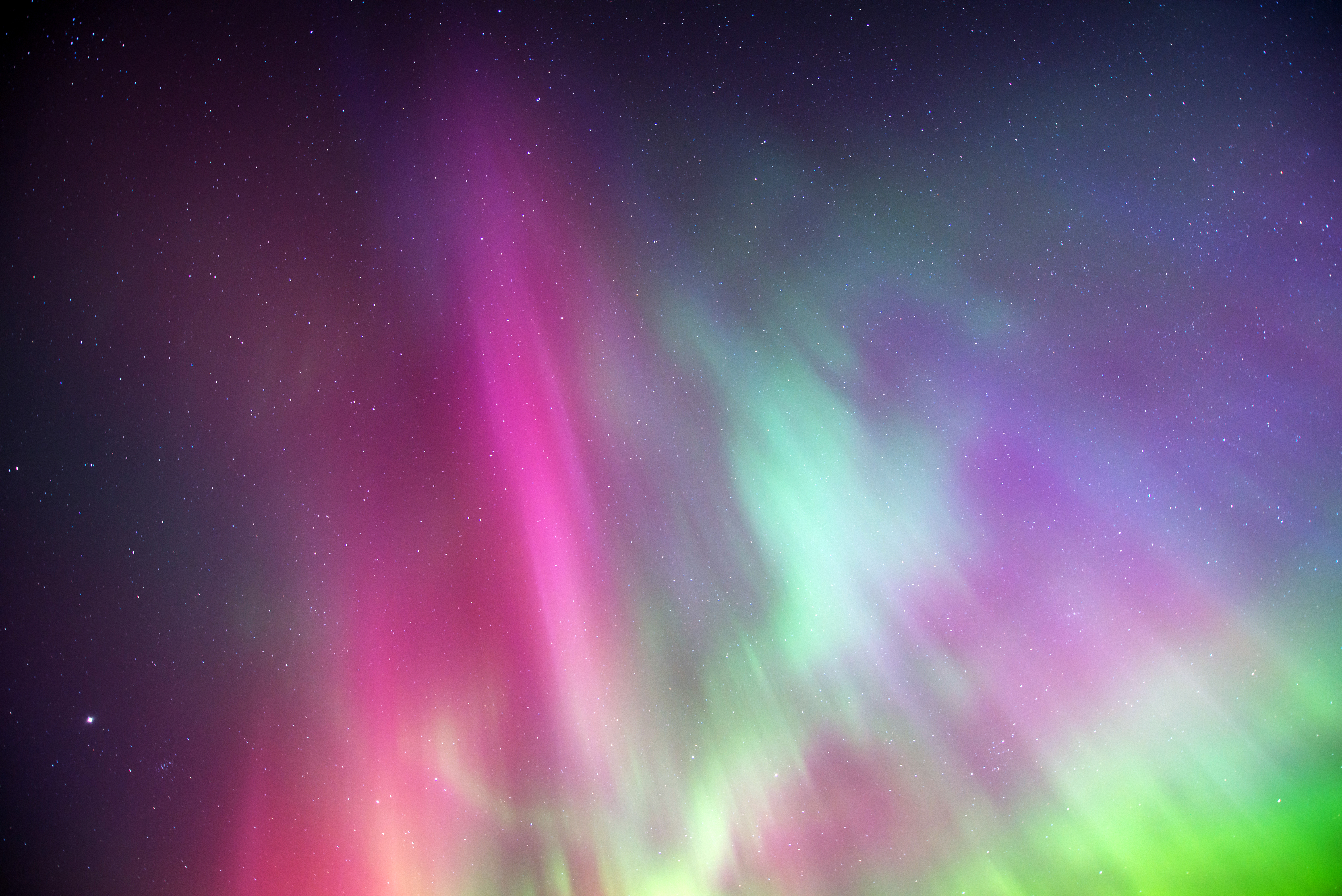 知识一刻 | 罕见！地球磁层被撕裂，激发出粉色极光，照亮了挪威的天空