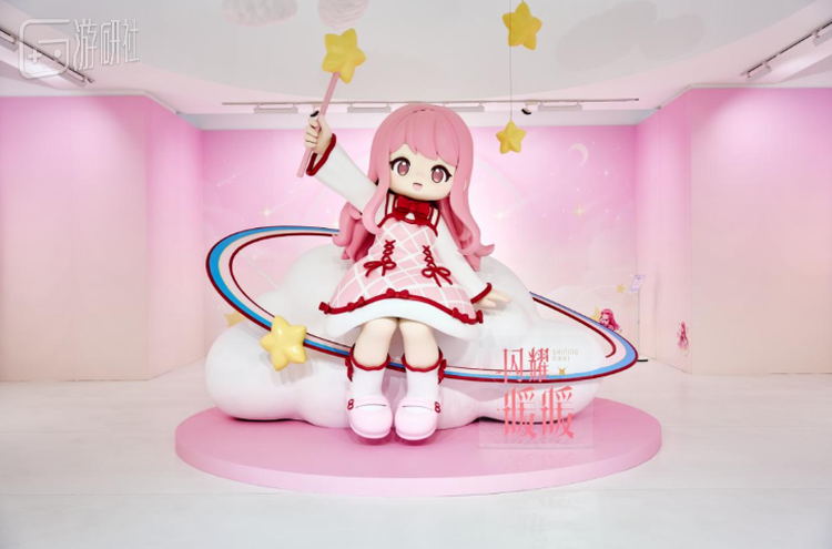 和“暖妈”们的300多件作品一起， “暖暖”办了一场艺术展